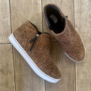 Clarks Women's Pawley Adwin Zipper Closure Walking Sneakers